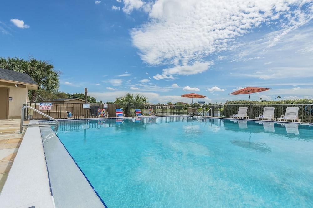 QUALITY INN SUITES KISSIMMEE BY THE LAKE photo 2