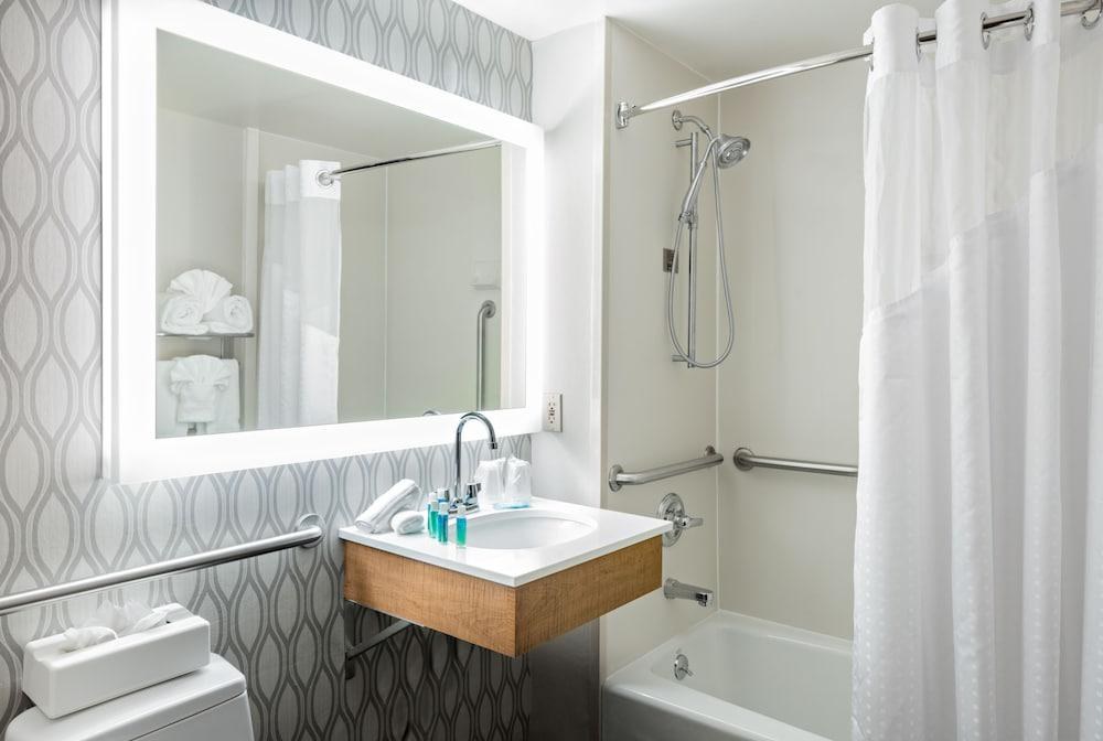 HOLIDAY INN EXPRESS BROOKLYN photo 3