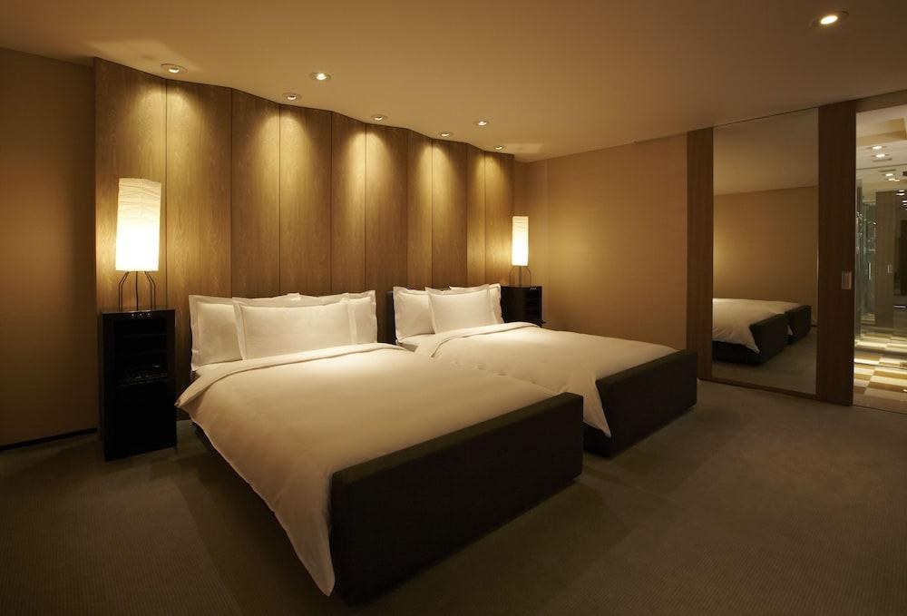 PARK HYATT photo 2