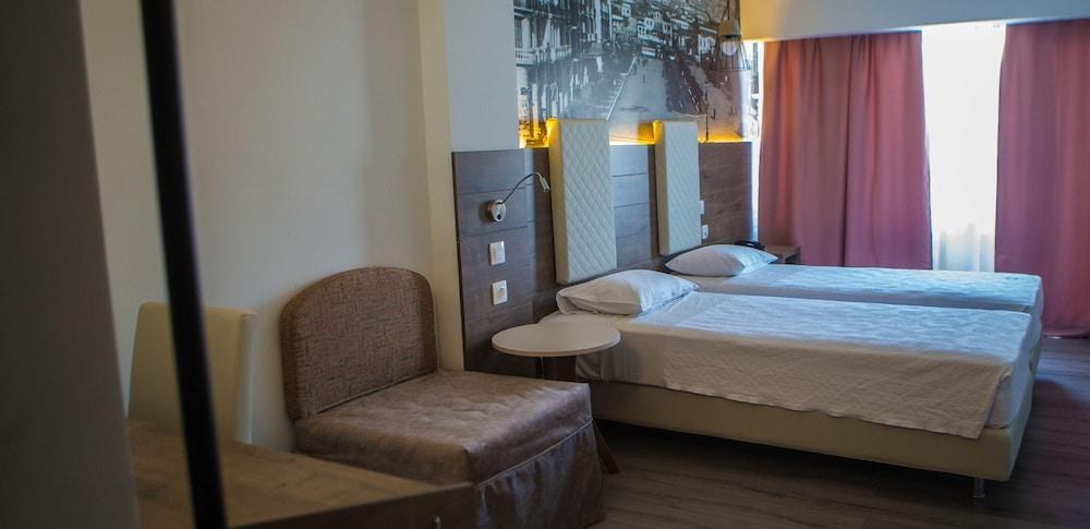 METROPOLITAN HOTEL photo 3