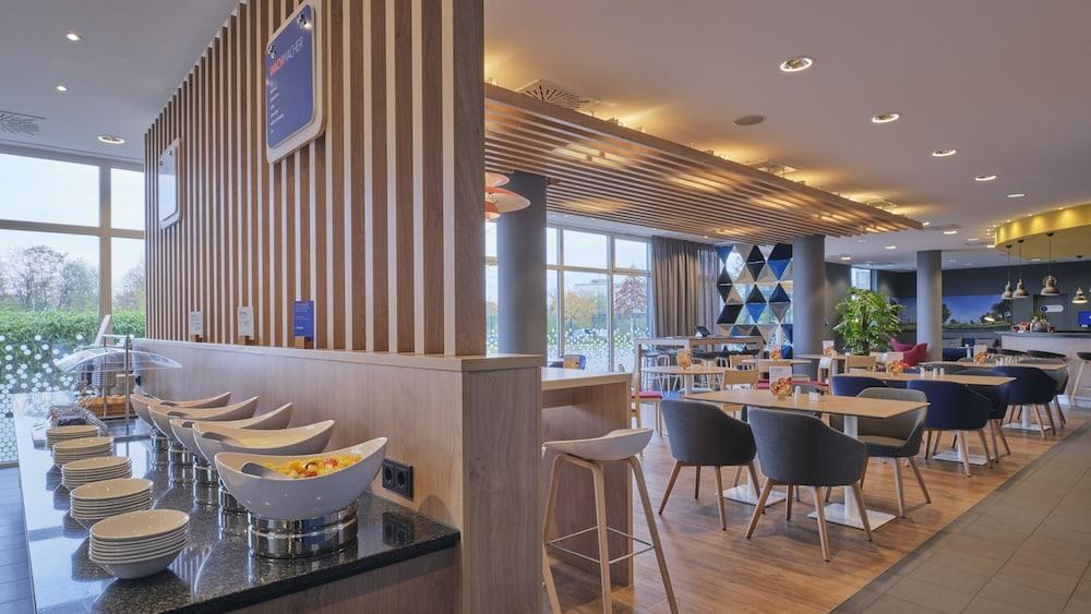 Holiday Inn Express Dusseldorf Citynorth photo 2