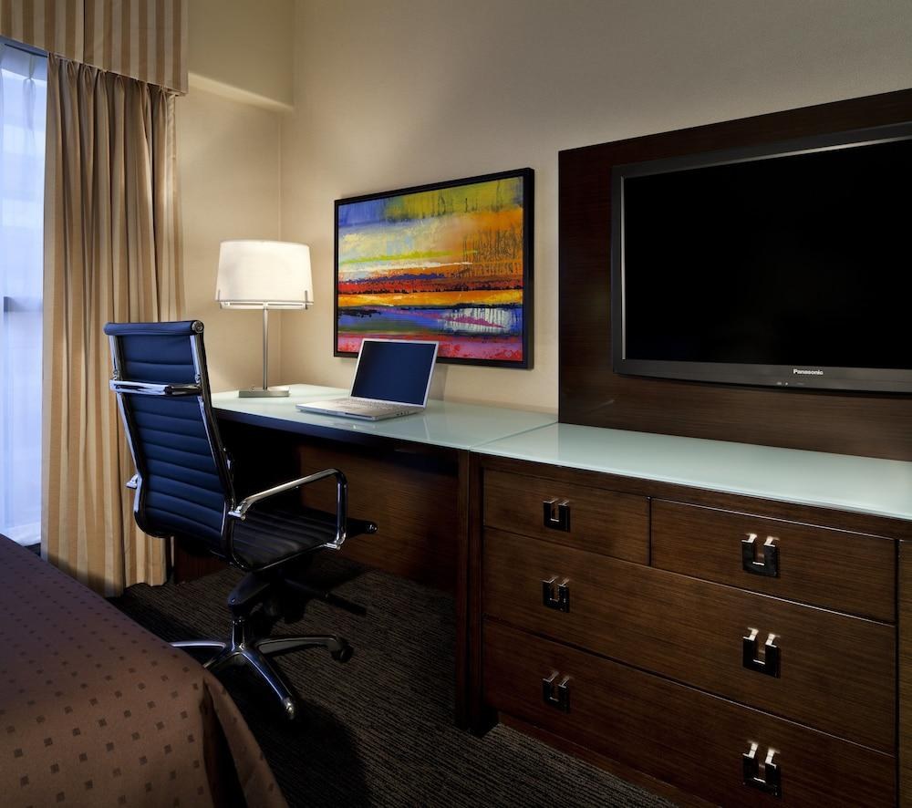 HOLIDAY INN AND SUITE VANCOUVER DOWNTOWN photo 2