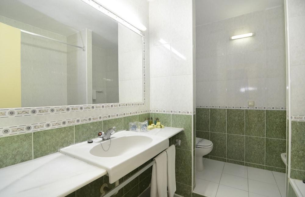 HOTEL PYR FUENGIROLA photo 2