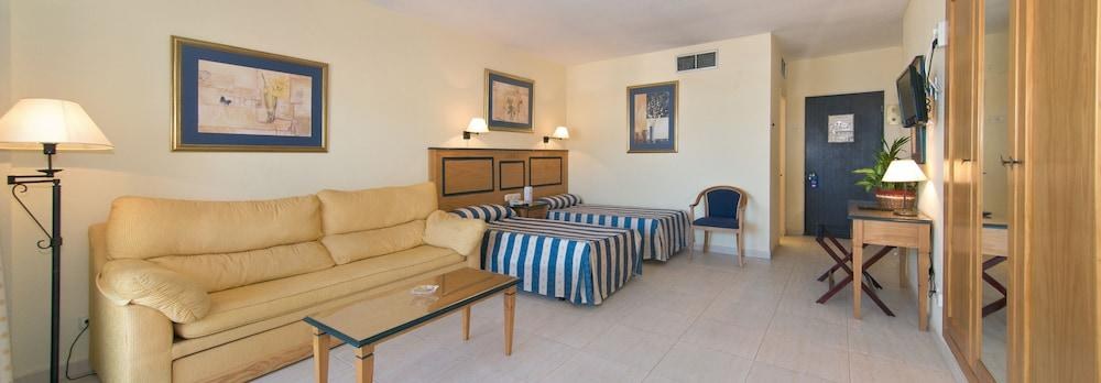 HOTEL PYR FUENGIROLA photo 4