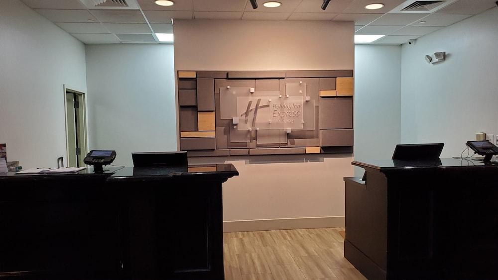 HOLIDAY INN EXPRESS & SUITES INTERNATIONAL DRIVE photo 4