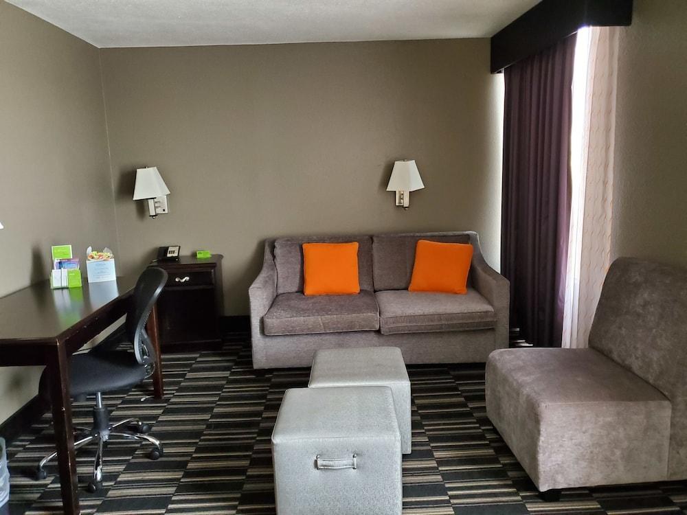 LA QUINTA INN & SUITES MEMPHIS AIRPORT - GRACELAND photo 3