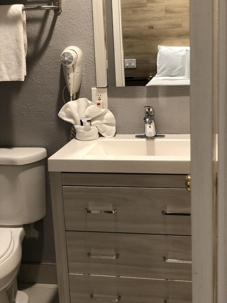 ANAHEIM EXECUTIVE INN & SUITES photo 4
