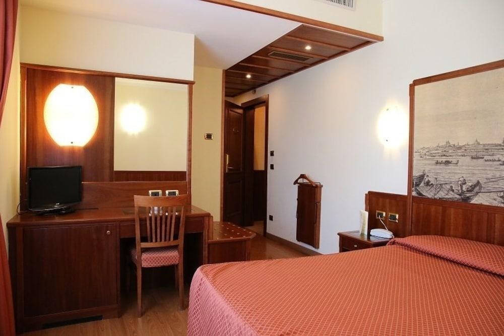 HOTEL PRESIDENT photo 3