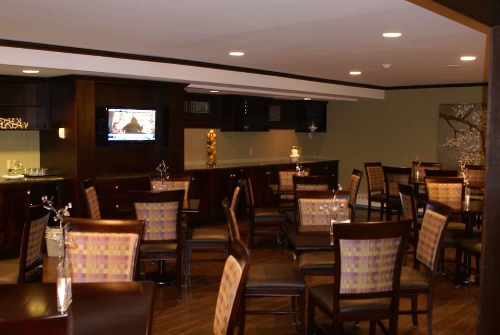 THE HOTEL ON POWNAL photo 3