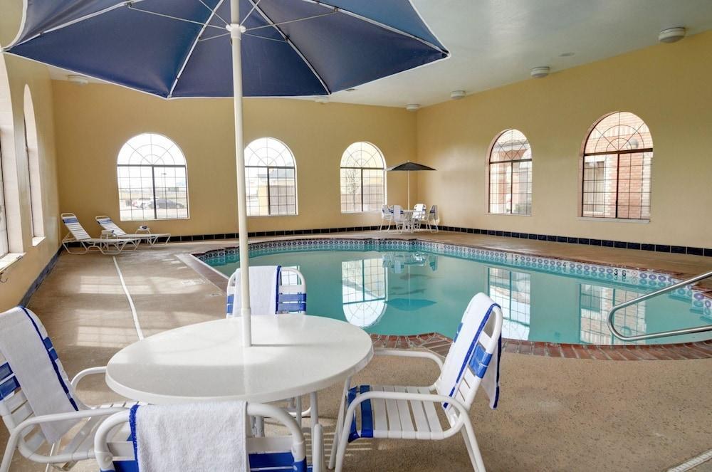 COMFORT INN & SUITES photo 4