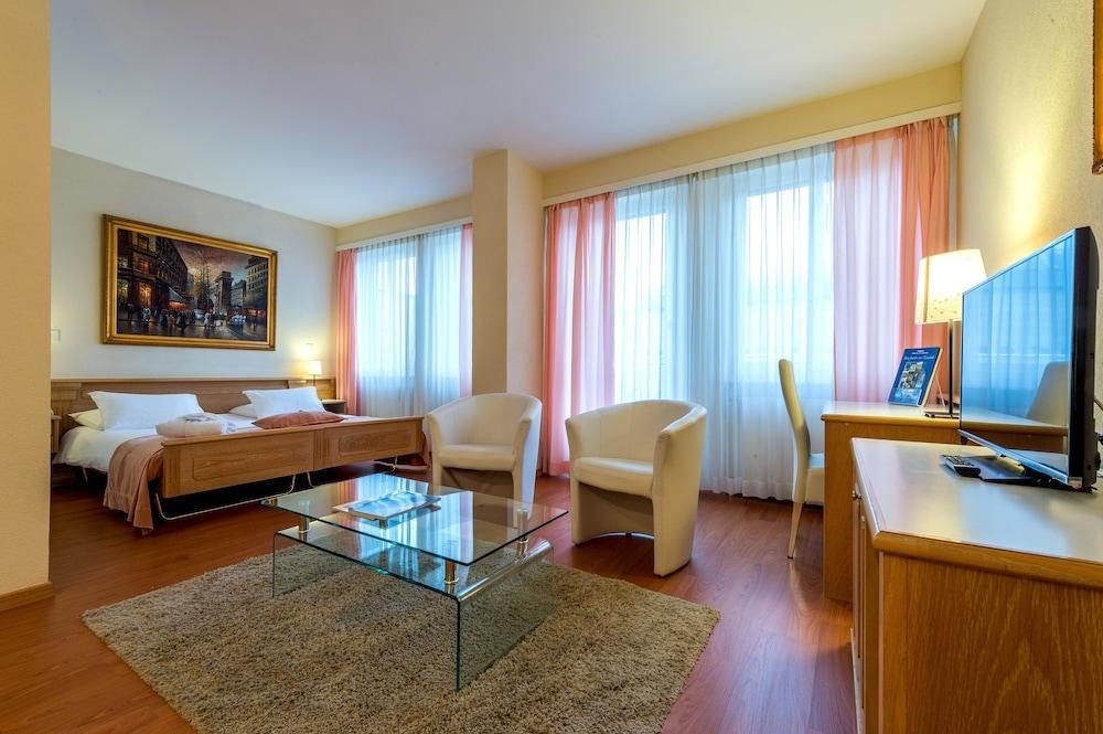 CENTURY HOTEL photo 2