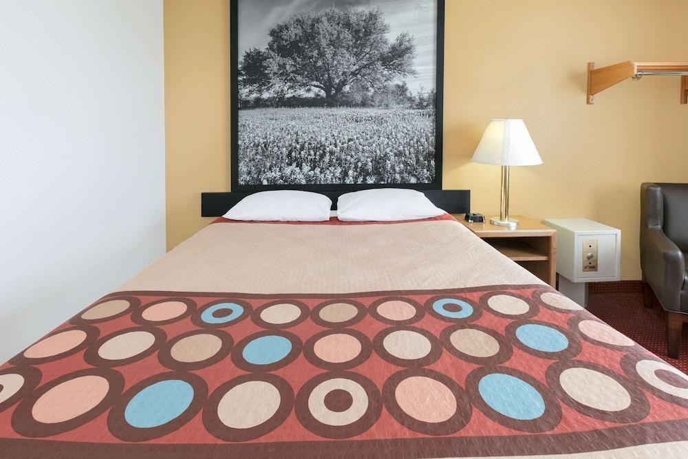 Super 8 by Wyndham Grapevine/DFW Airport Northwest photo 2