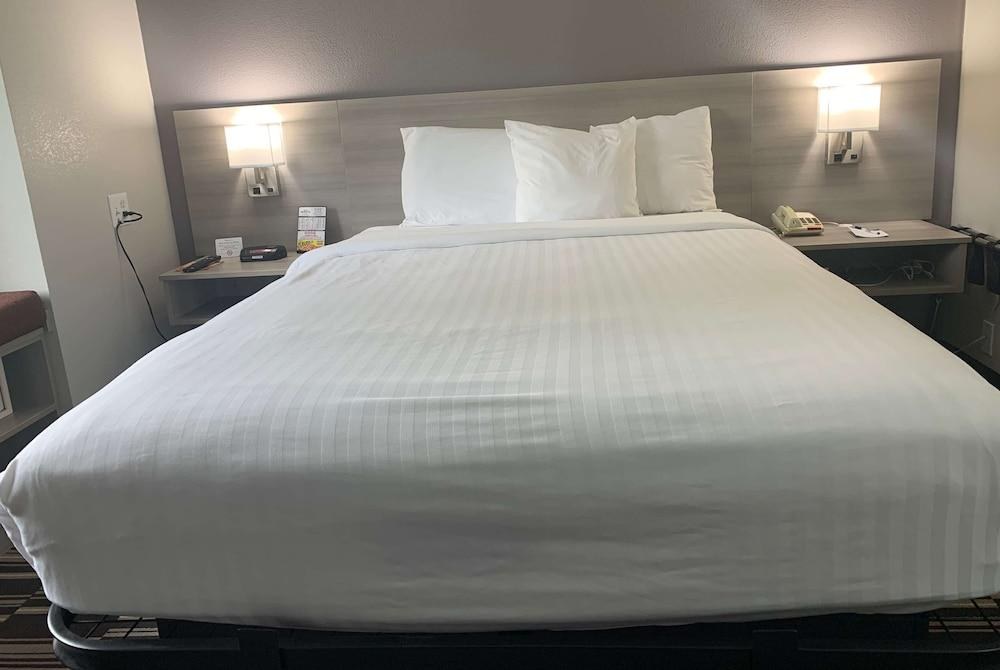 MICROTEL INN & SUITES BY WYNDHAM CHARLOTTE AIRPORT
