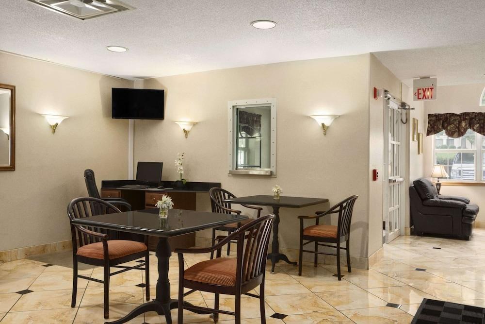 MICROTEL INN & SUITES BY WYNDHAM CHARLOTTE AIRPORT photo 1