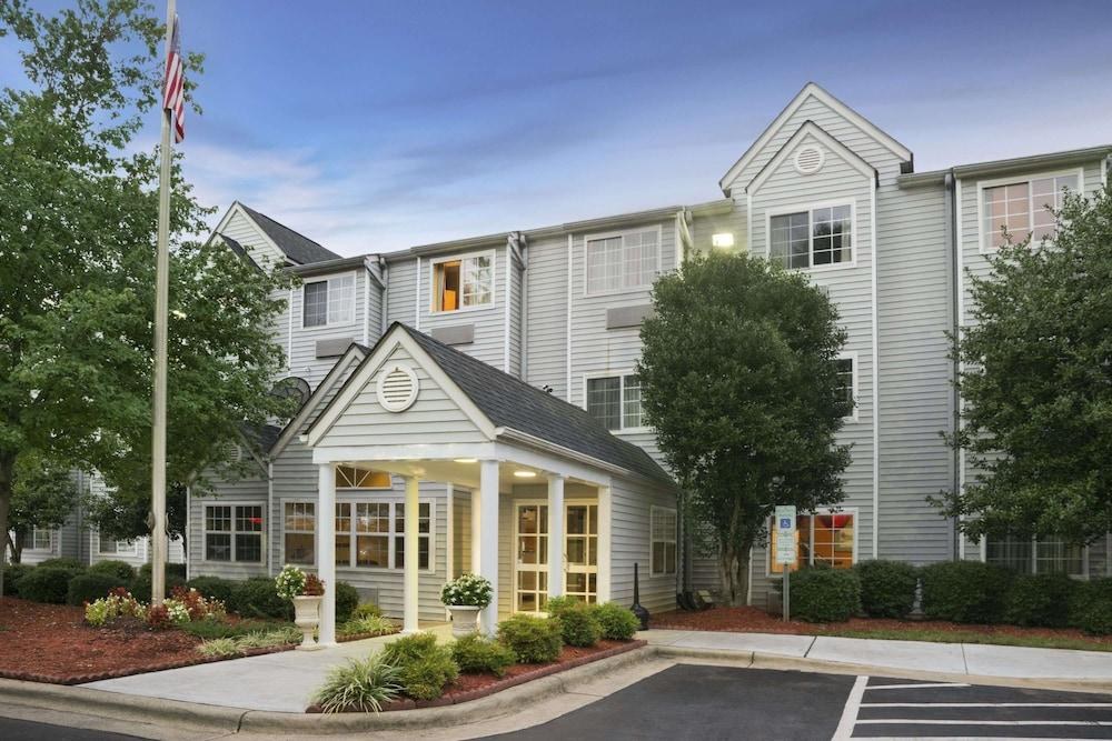 MICROTEL INN & SUITES BY WYNDHAM CHARLOTTE AIRPORT photo 2