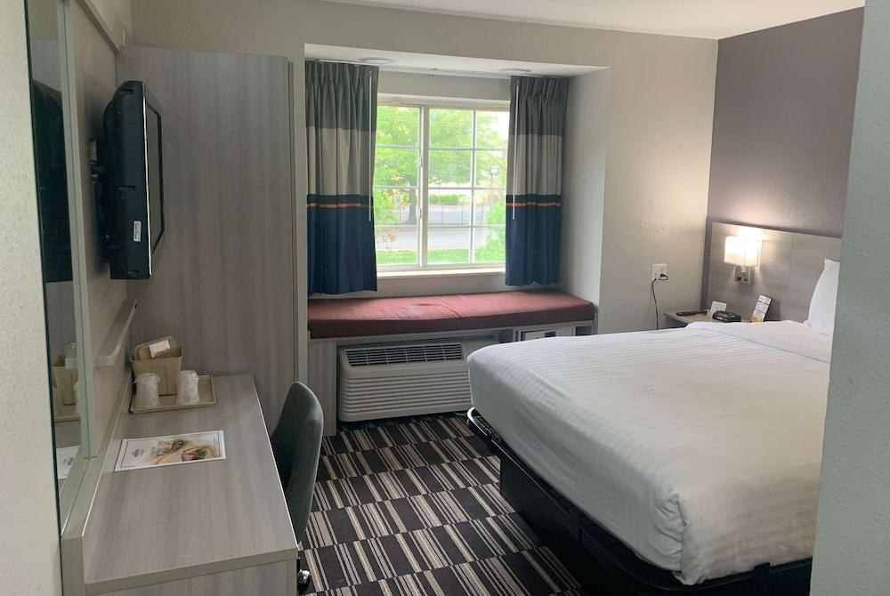 MICROTEL INN & SUITES BY WYNDHAM CHARLOTTE AIRPORT photo 4