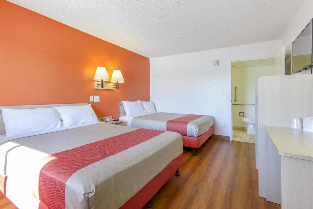 MOTEL 6 PHOENIX AIRPORT 24TH STREET photo 3