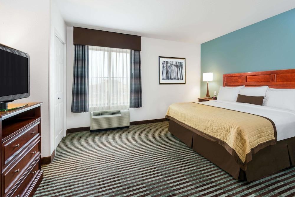 BAYMONT INN & SUITES DENVER INTERNATIONAL AIRPORT photo 3