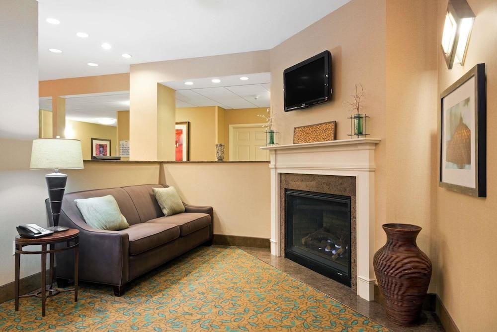 BAYMONT INN & SUITES DENVER INTERNATIONAL AIRPORT photo 4