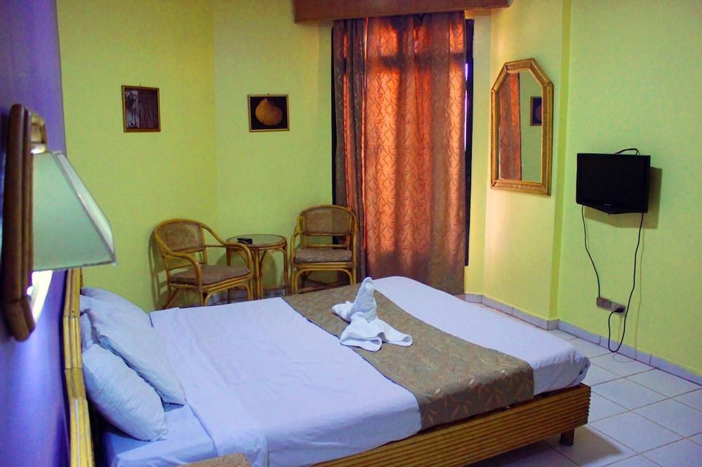 GADDIS LUXOR HOTEL, SUITES AND APARTMENTS photo 2