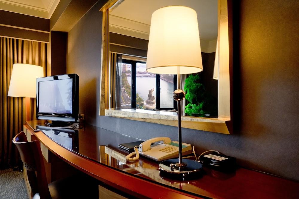 AMBASSADOR HOTEL KAOHSIUNG photo 2