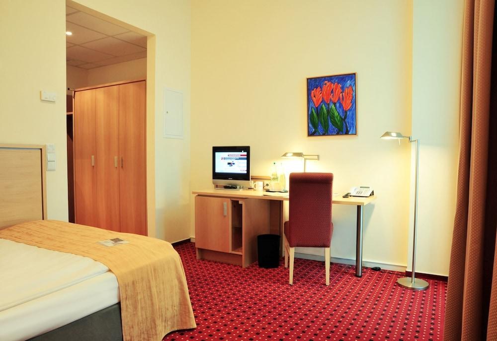 Airporthotel Berlin Adlershof photo 2