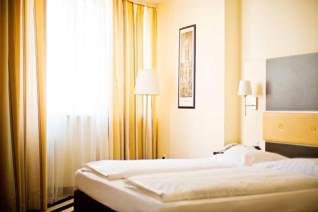 BRISTOL HOTEL FRANKFURT photo 2