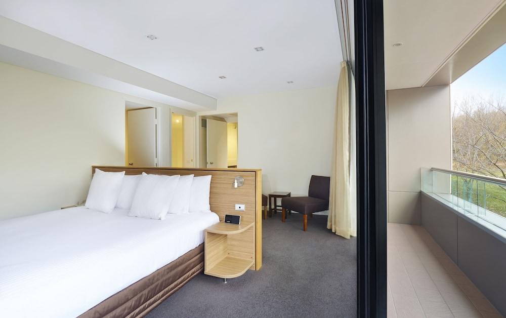 Crowne Plaza Canberra photo 3