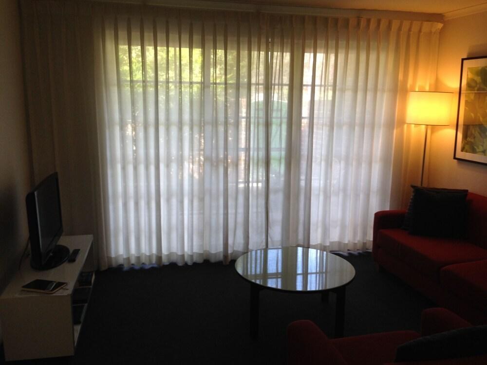 Adina Serviced Apartments Canberra Kingston photo 2