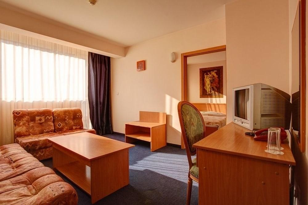 Central Plaza Hotel