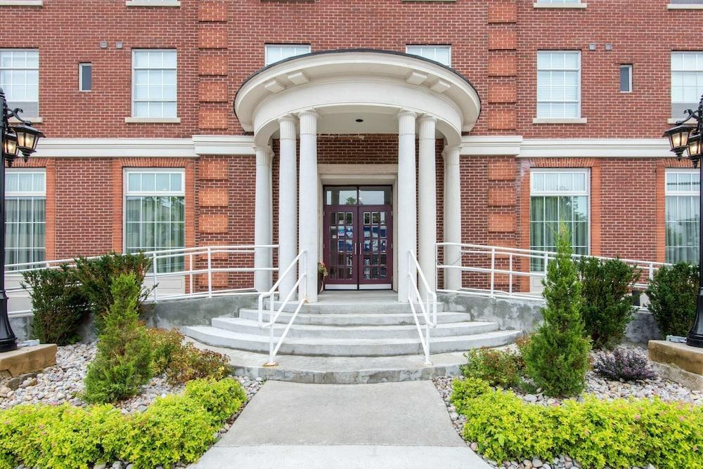 Champlain Waterfront Hotel, an Ascend Collection photo 2