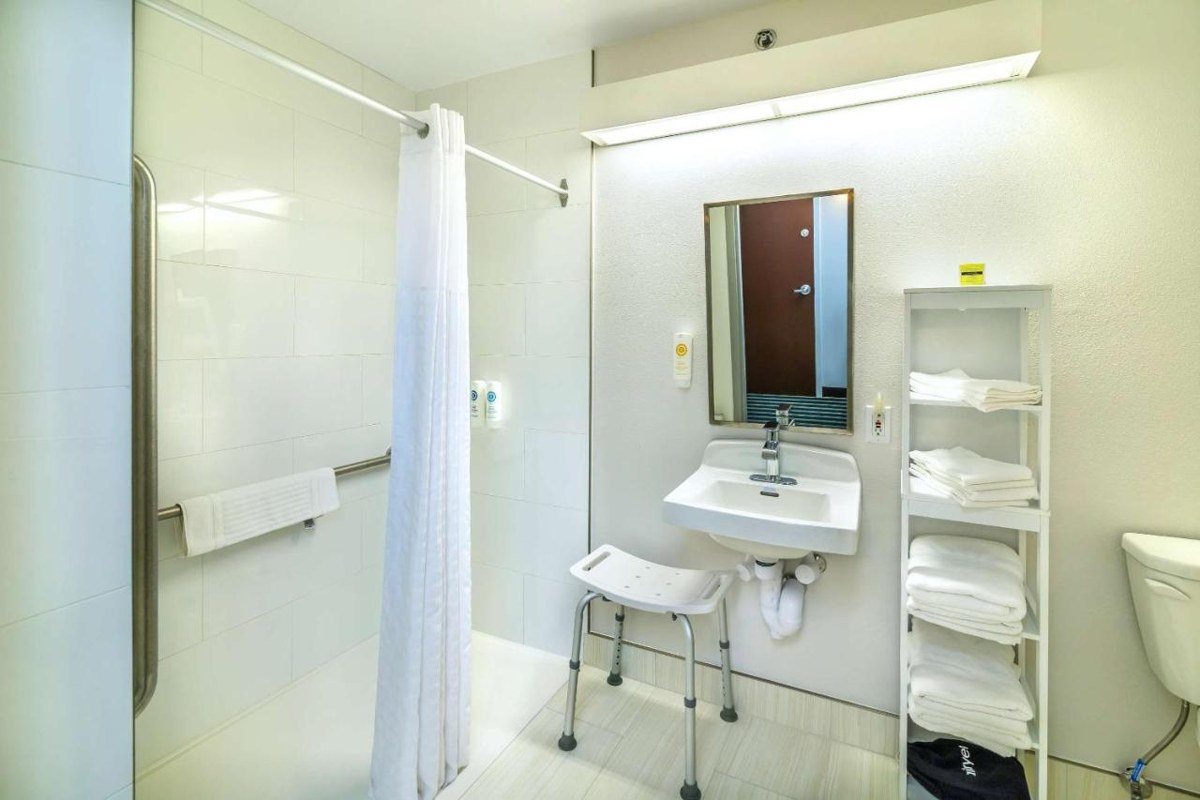 Comfort Inn & Suites photo 2