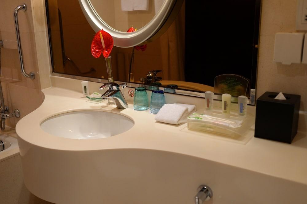 Holiday Inn Shanghai Pudong Nanpu photo 3