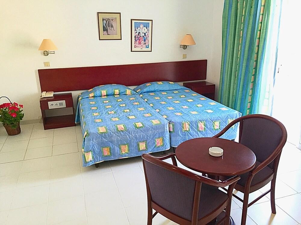 BLUE CRANE HOTEL APTS photo 3