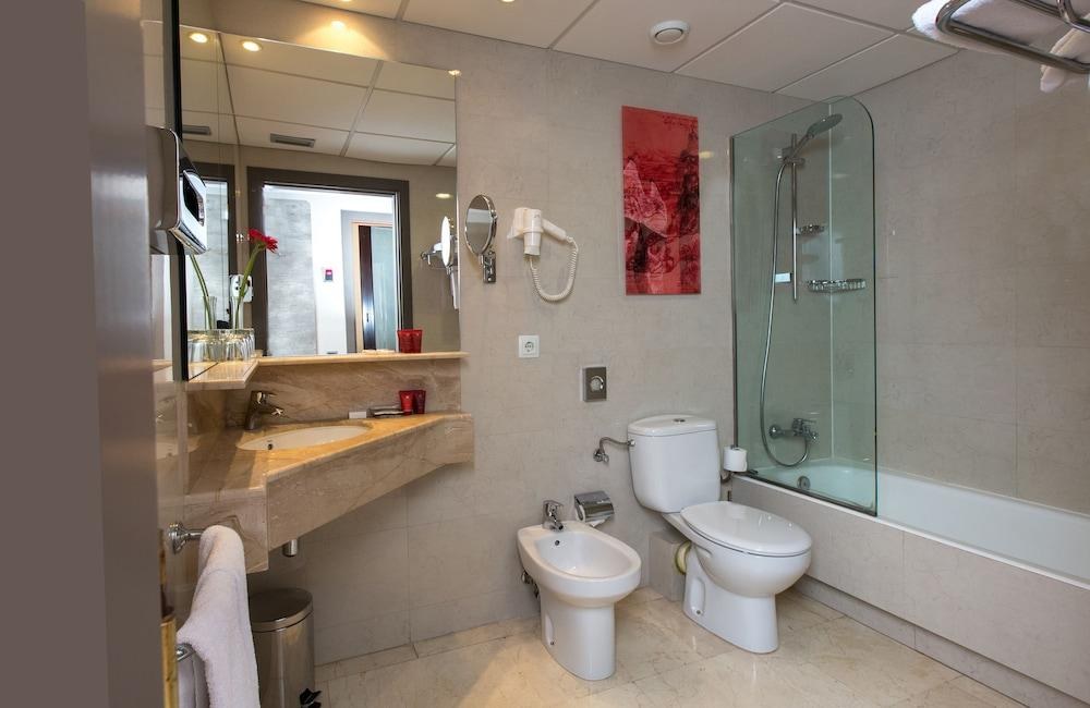 LEONARDO HOTEL BARCELONA LAS RAMBLAS photo 2