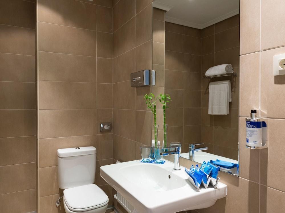 Hotel Madrid Gran Via 25 Affiliated by Meliá photo 3