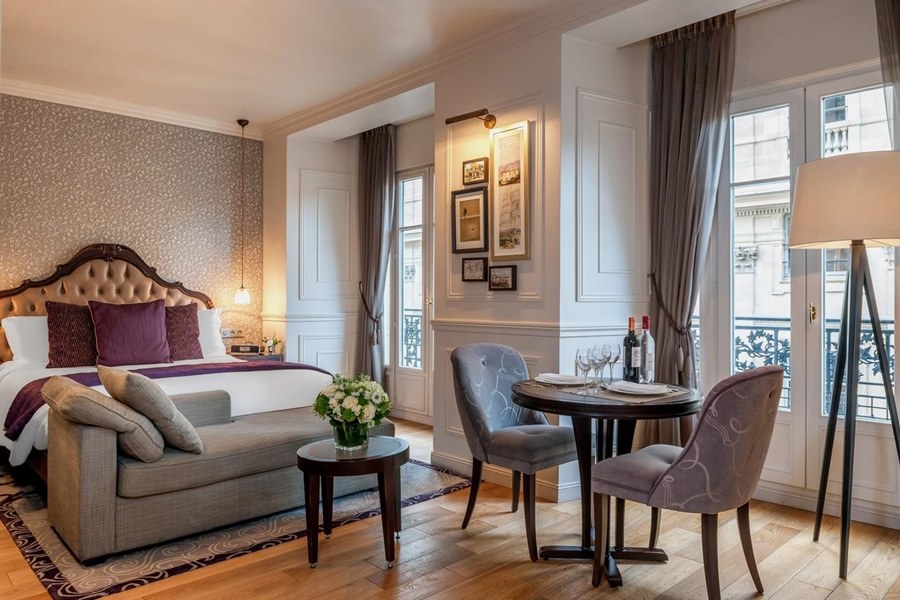 LA CLEF LOUVRE PARIS BY THE CREST COLLECTION