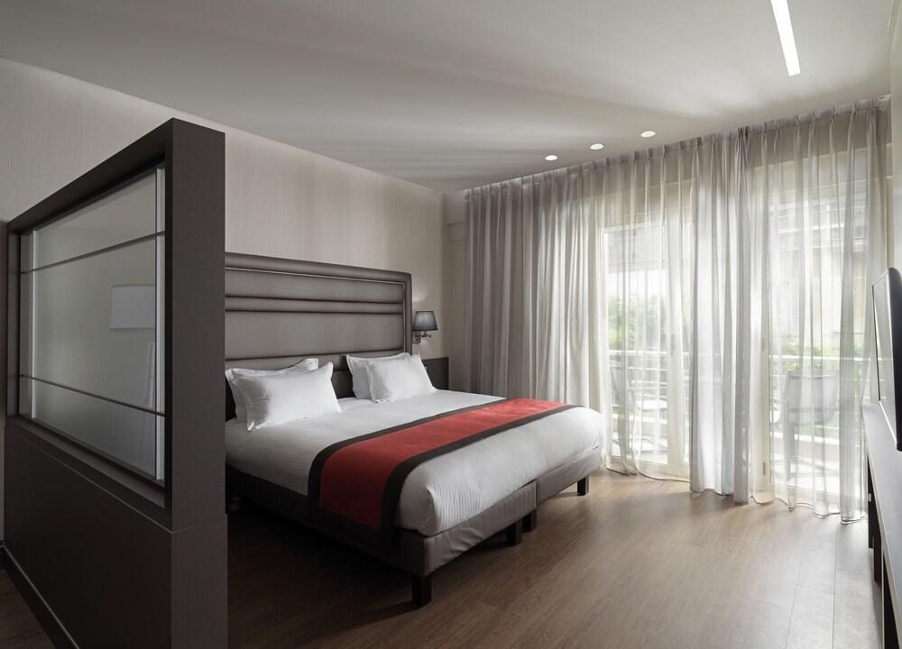 Holiday Suites photo 2