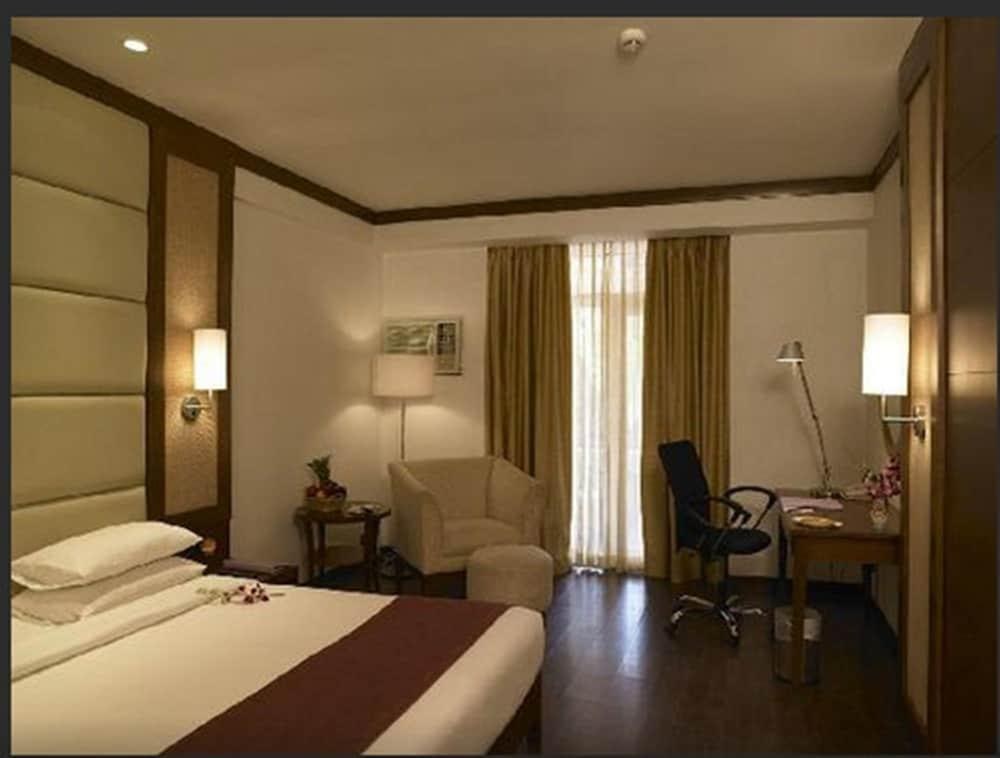 Royal Orchid Resort & Convention Centre photo 2