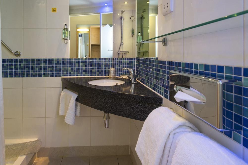 Holiday Inn Express Dunfermline photo 2