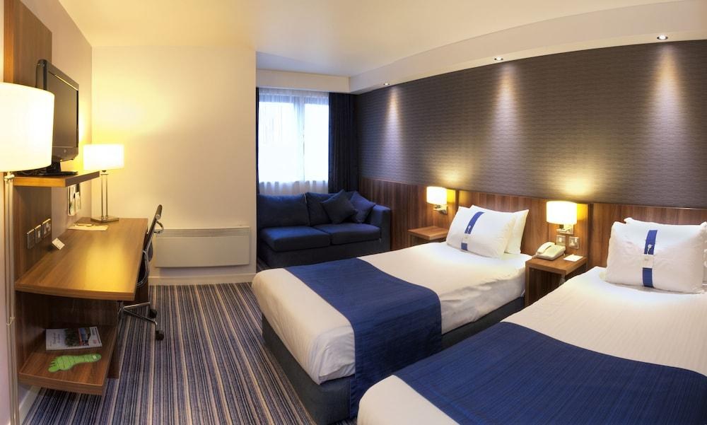 Holiday Inn Express Edinburgh Airport photo 2