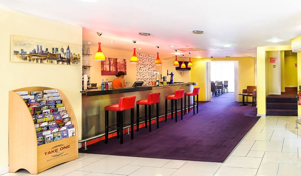 Luton Hotel photo 2