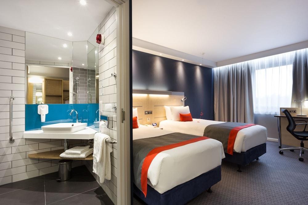 Holiday Inn Express Watford Junction photo 3