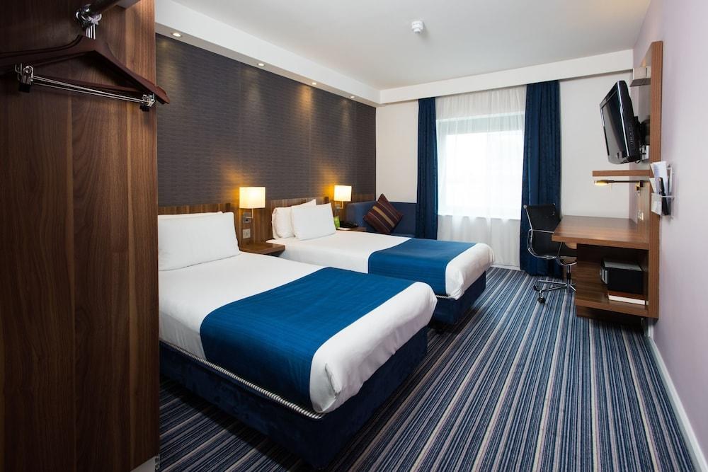 Holiday Inn Express Wimbledon South photo 2