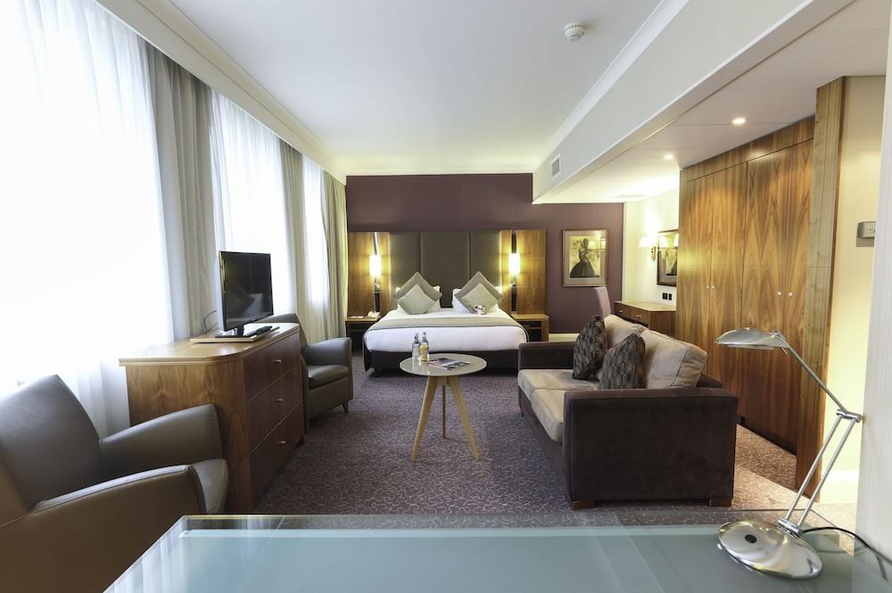 Crowne Plaza London Ealing photo 2