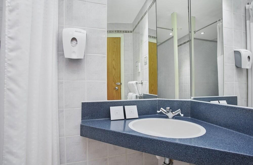 Holiday Inn Express London Victoria photo 3