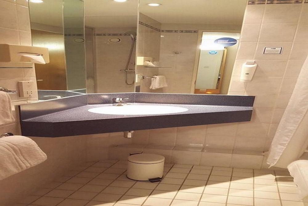 Holiday Inn Express Park Royal photo 3