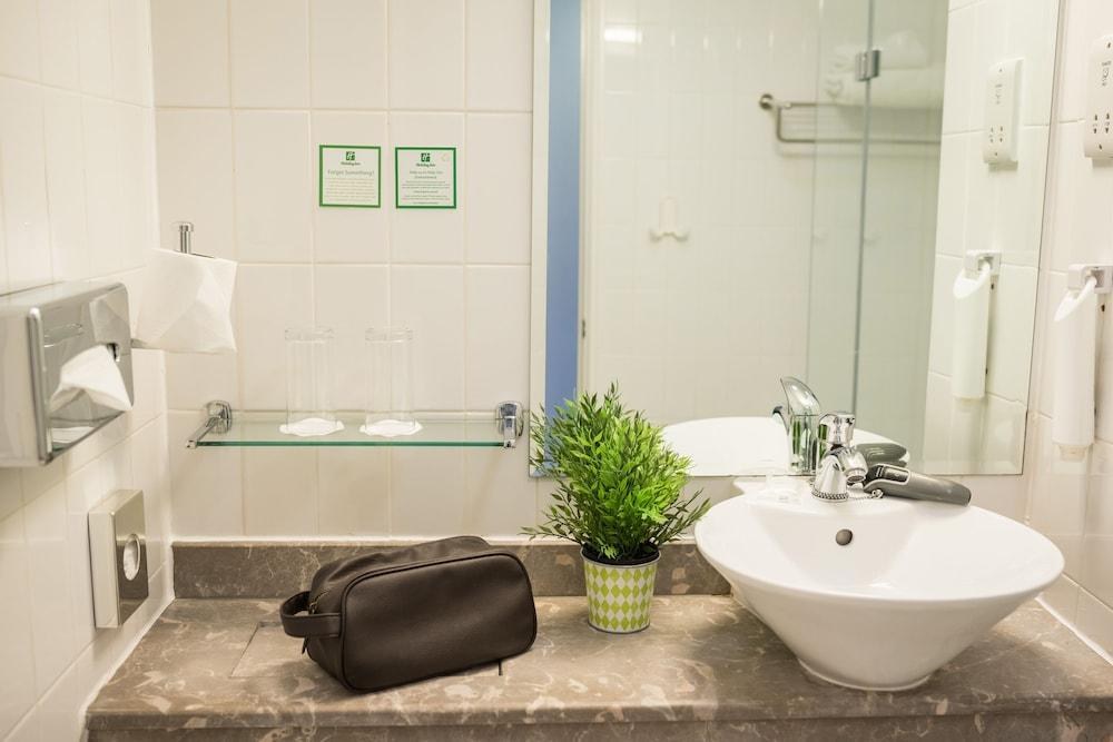 Holiday Inn Manchester West photo 3