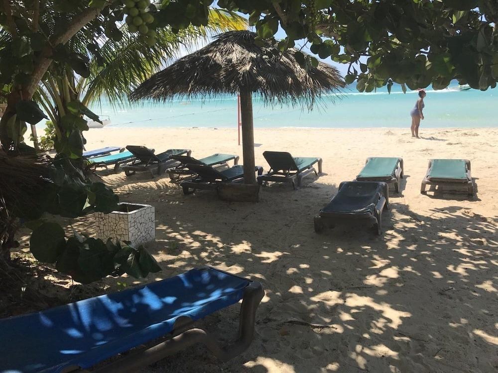 Beachcomber Club Resort