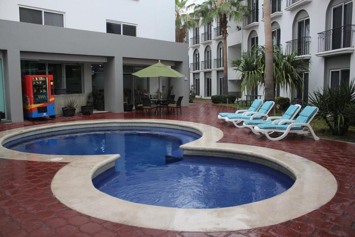 SEVEN CROWN EXPRESS & SUITES photo 2